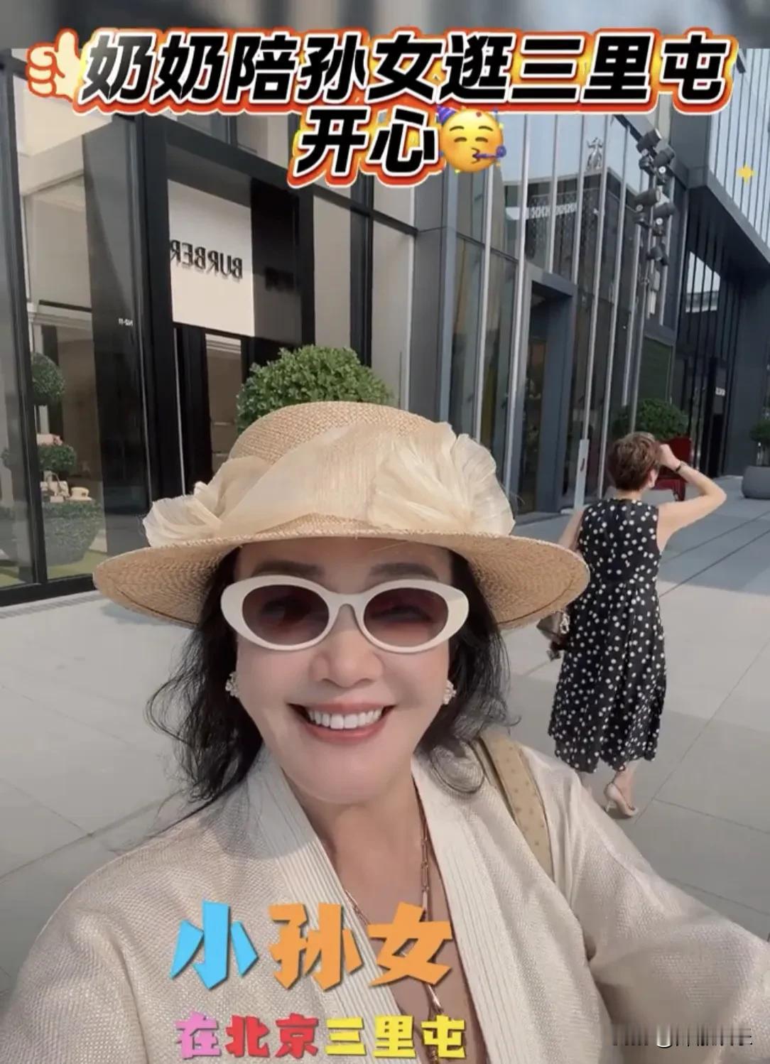 张兰这几天高兴坏了，
儿孙满堂，开心快乐！