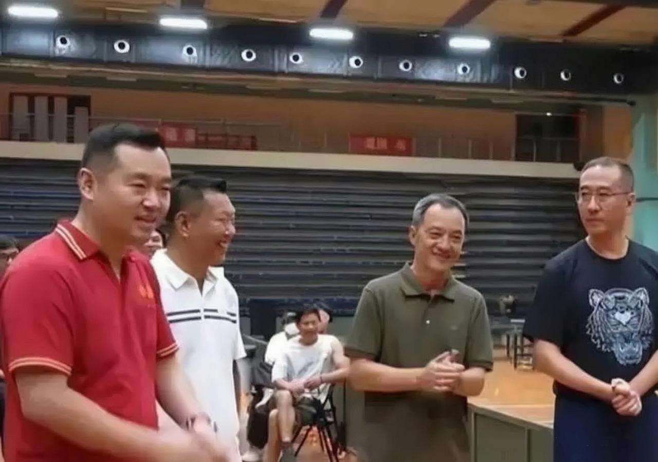 几位赫赫有名的男乒世界冠军同框

我一眼就认出了面色微黑、喜容绽放的马文革与稍显