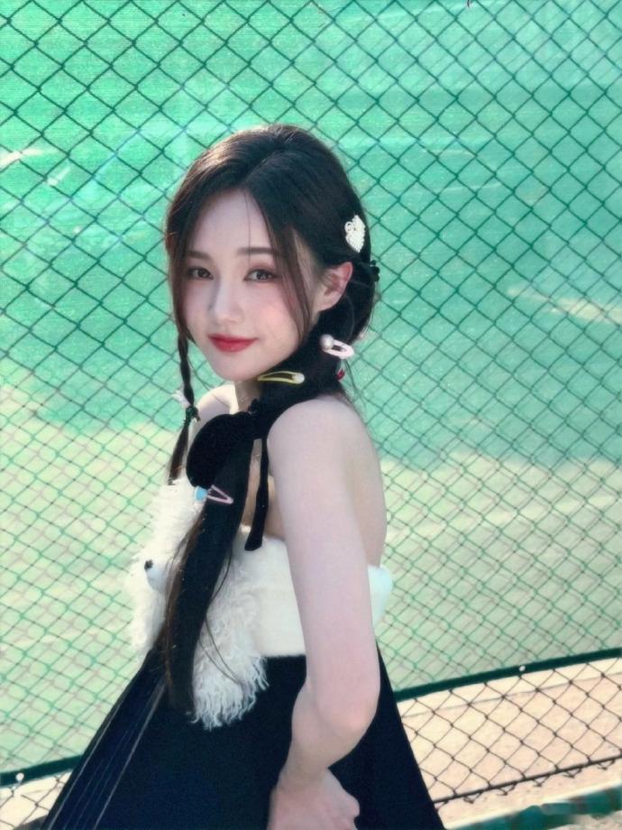 #李一桐克莱因蓝流苏靴#李一桐的生日造型令人陶醉，克莱因蓝流苏靴为她加分不少。生