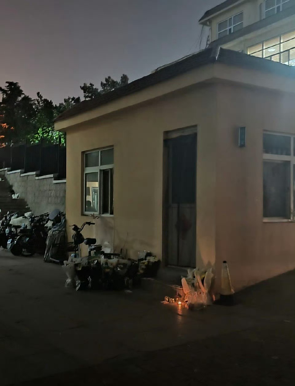保安室的灯不再亮了，全是心酸～青岛大学宿管阿姨称8个月没发工资 ​​​