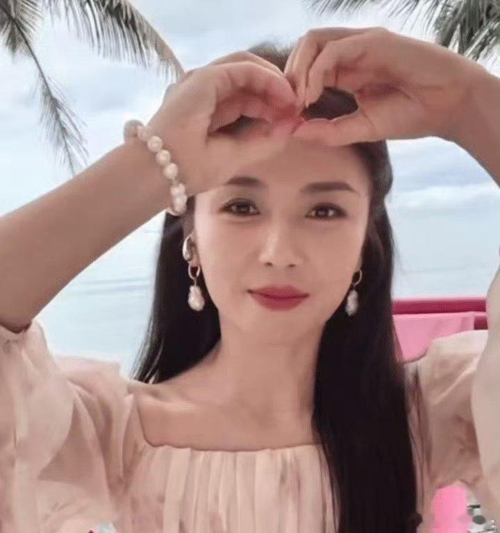 刘涛海边直播 刘涛在海边开启直播啦，阳光洒在她身上，美得如梦似幻。依旧是那张权威