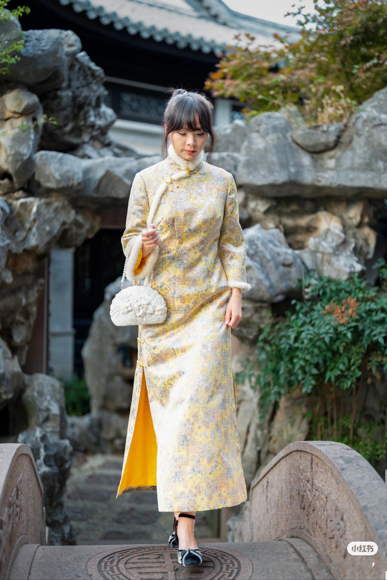 花影摇曳间，古韵悠然生。