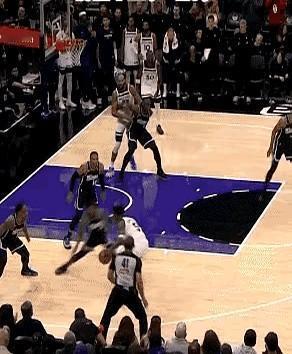 威少懵逼了！

安东尼·爱德华兹这套慢节奏的步法，一退一进，完全打乱了威少的防守