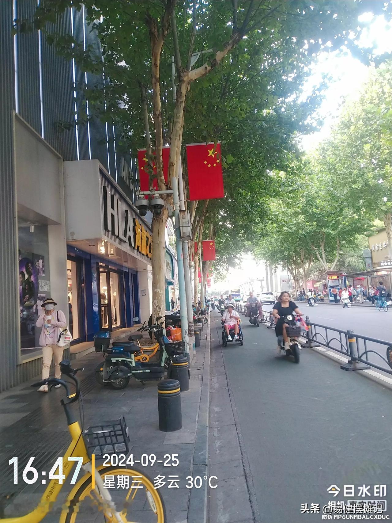 司门口解放路商业街，当年是武汉商业界的顶流存在，虽然当年繁华不复有，不过，还是很