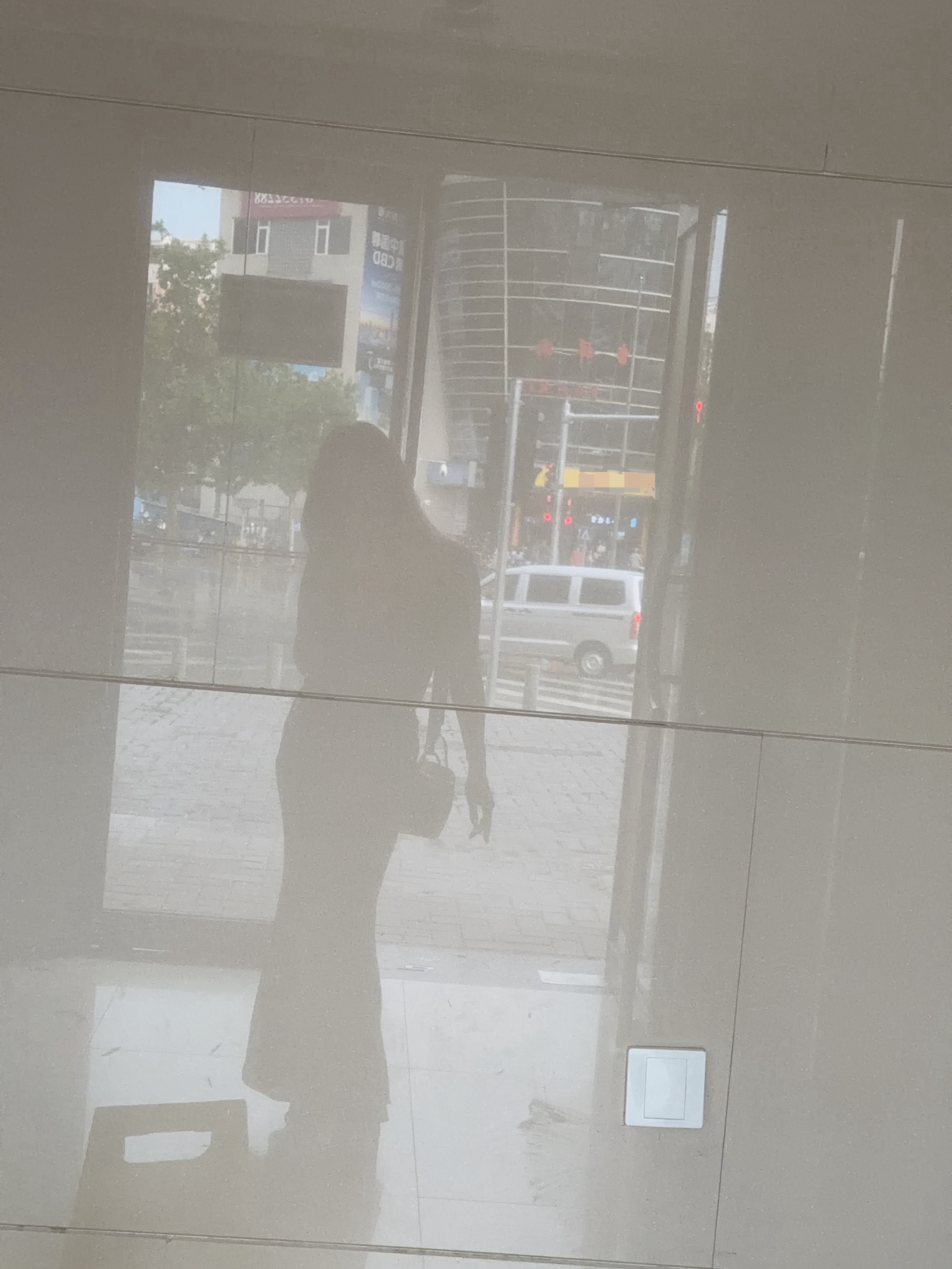 就这样被困在了银行门口☔️ 