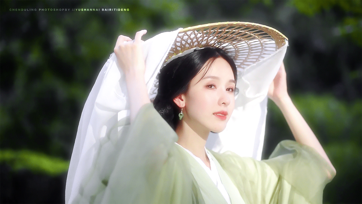 美女在阳光明媚的户外打着伞。