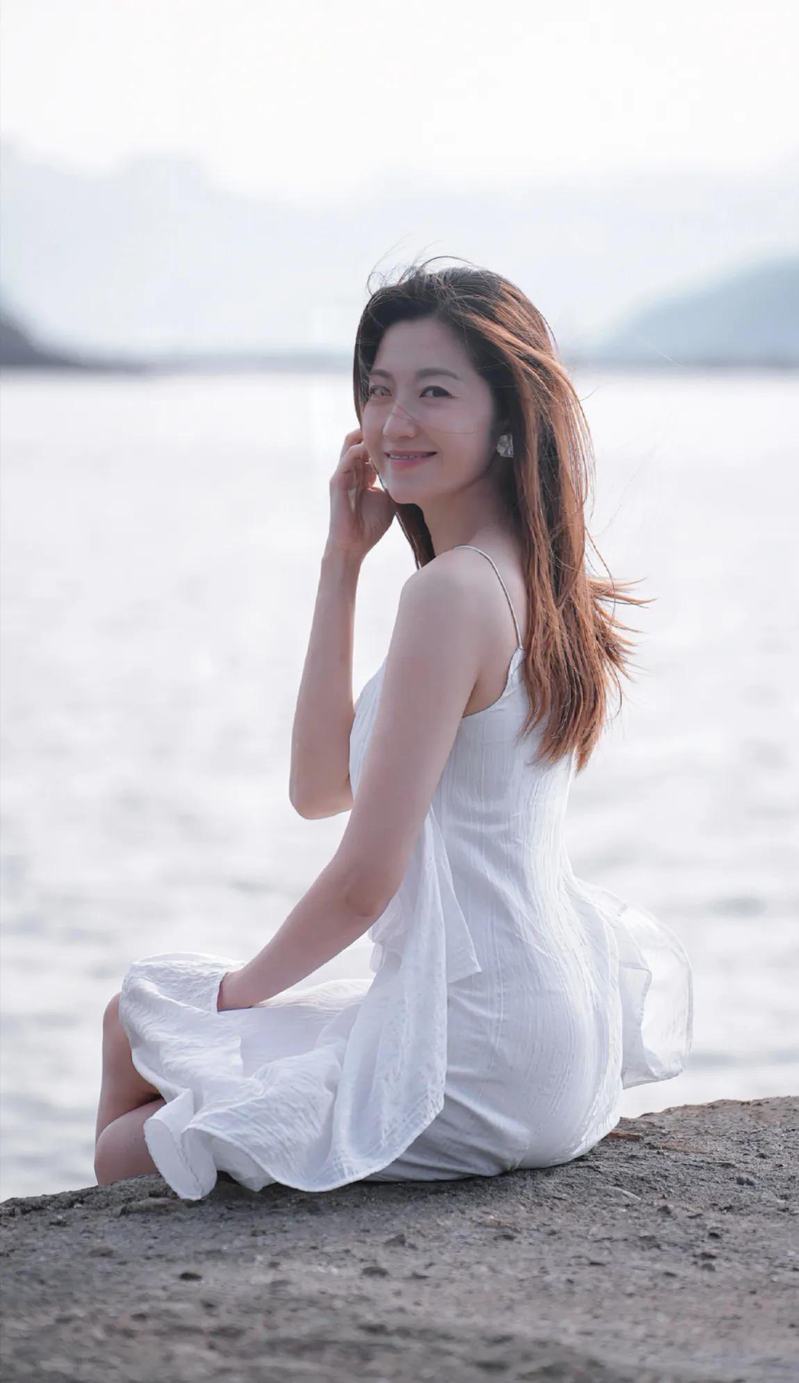 香港艺人陈自瑶海边美照，清纯可人。一袭白色吊带连衣裙，整个人的气质柔美又恬静。
