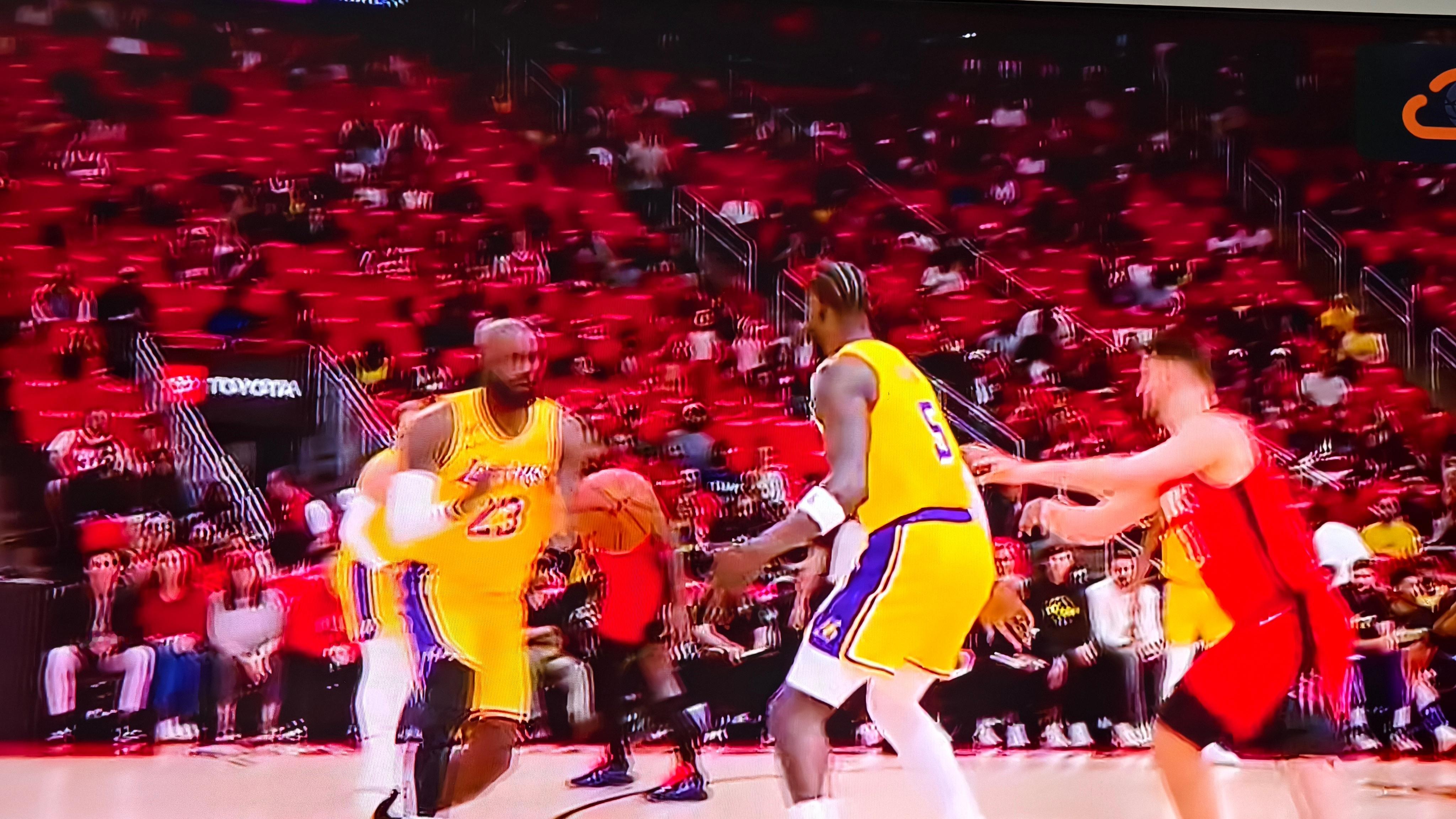 是我看错了吗？火箭前排座位都空了那么多？这是季后赛生死局啊nba