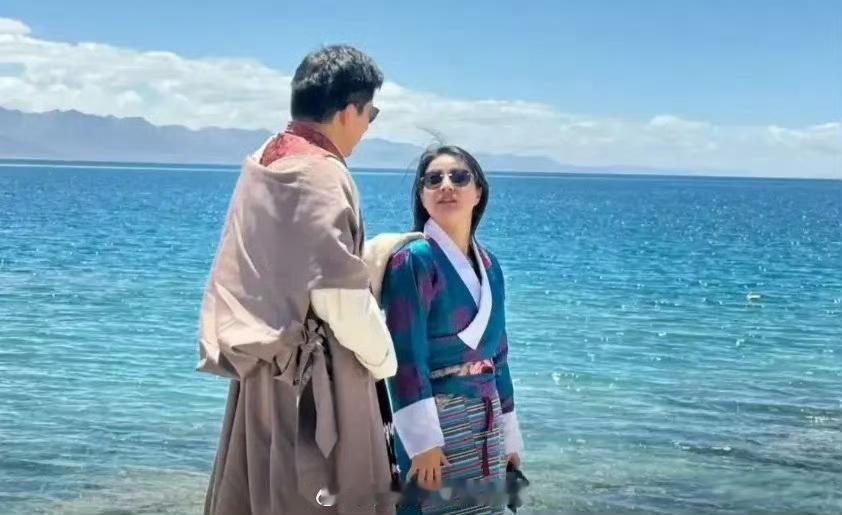 43岁郭晶晶携老公到西藏度假，夫妻俩穿着藏服拍照，深情对视好甜，简直就是豪门爱情
