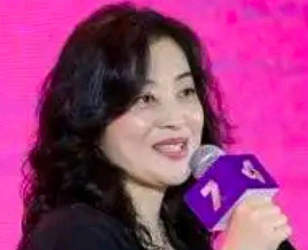 梅婷亮相海南国际电影节评委见面会，一身简约造型气质温婉又不失专业感。作为评委，她