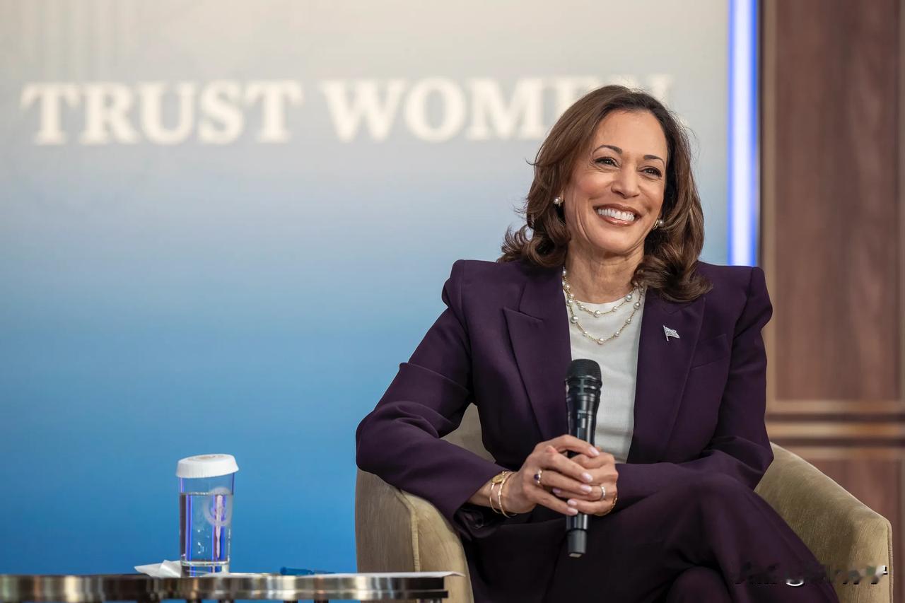 祝贺哈里斯大妈！美国历史上第一位女总统！


如果她没上任，这条动态当我没发。[