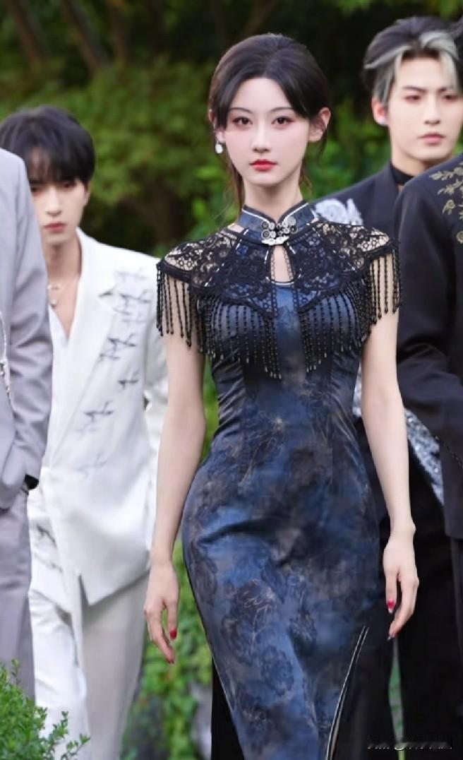 哇塞小姐姐
虽然是仿司藤，但很成功，真的很好看