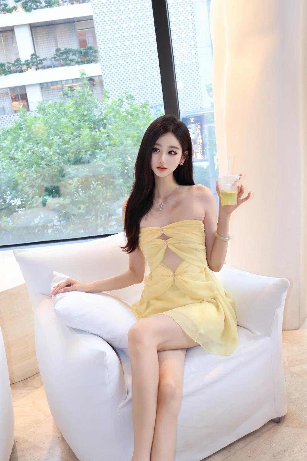 青春洋溢的00后可爱少女，颧弓下方的软肉如青瓷盏沿的薄釉，细腻贴合骨骼，笑时软肉