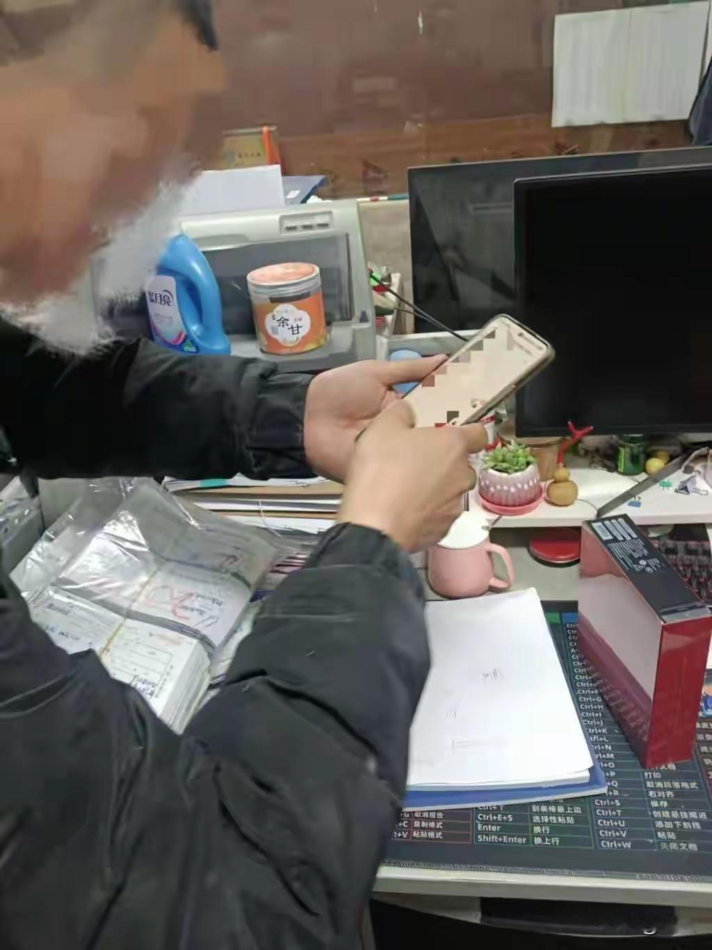 西安男子卓某某在闲鱼卖手机，买家涉诈致其银行卡被冻结。广西警方要他前往调查，卓某