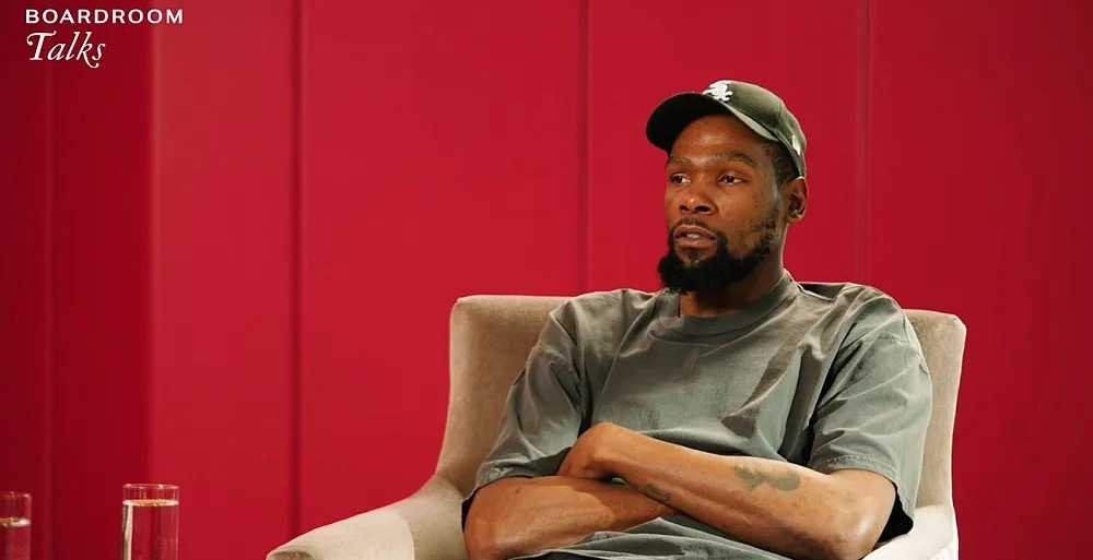 在常规赛得分超越乔丹后，杜兰特接受了美媒Boardroom的专访。他表示，只有持