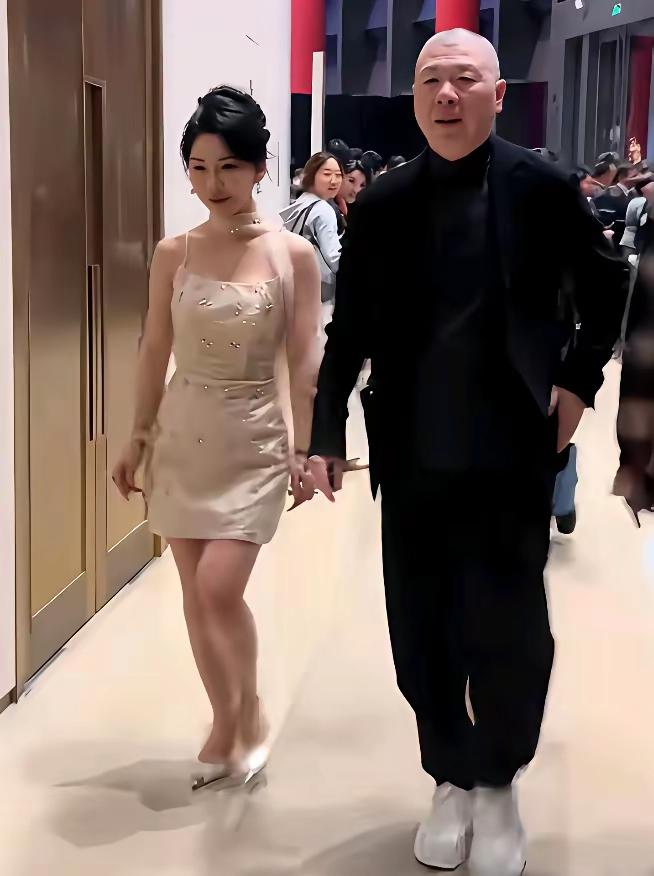 当年徐帆天不顾，地不顾和大导演冯小刚结婚。如今，二人走过了26年，用徐帆的话说，