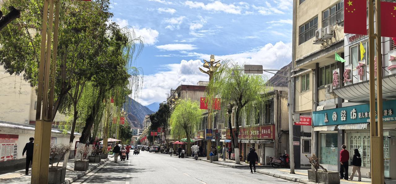 康定姑咱，康巴江南。比康定市区温暖10度。在这样的小镇呆着，沐浴阳光之下，别提有