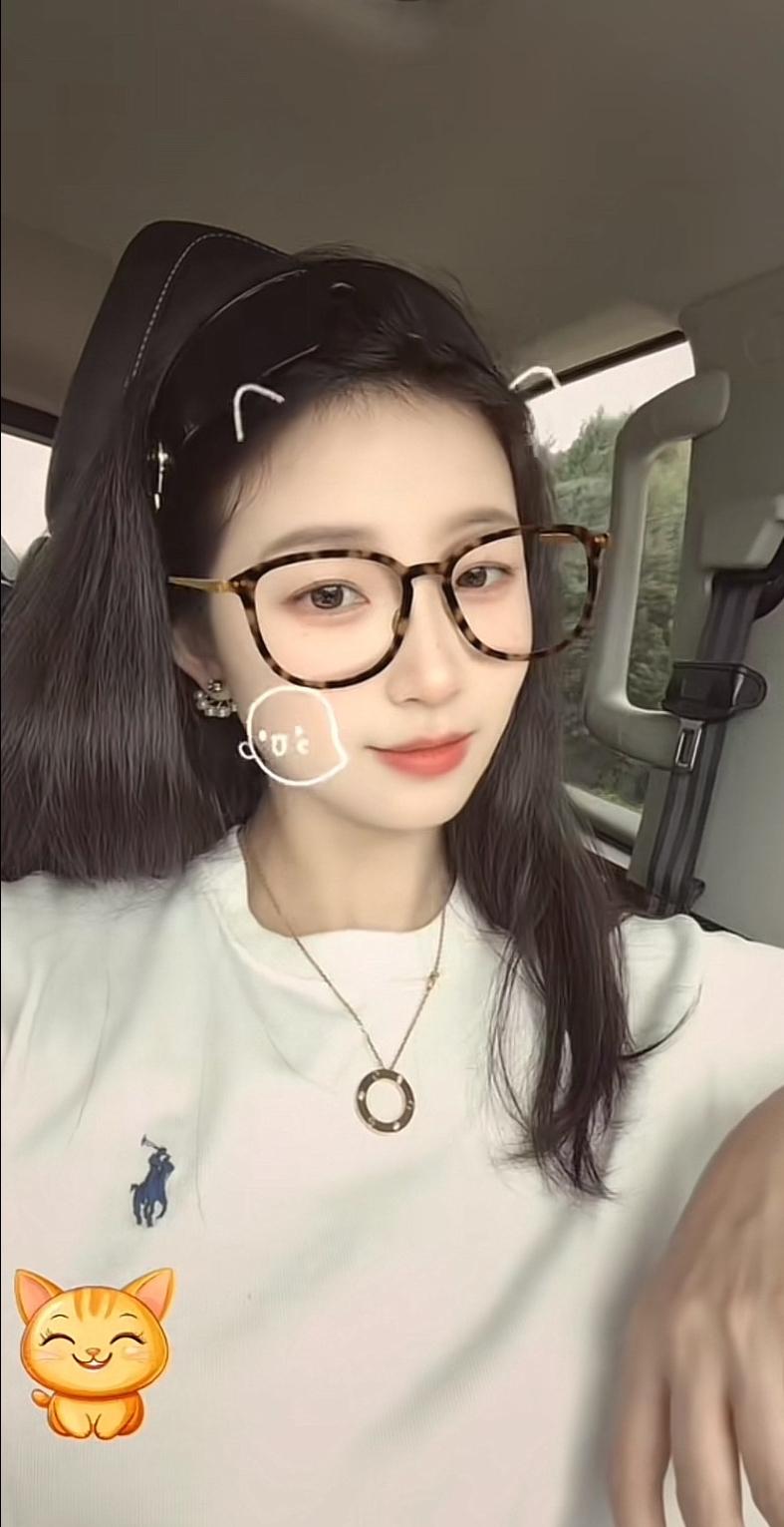 张大炮的老婆小鱼儿，也是个万人迷，性感妩媚，身材一流，皮肤白皙，长发飘飘，这状态