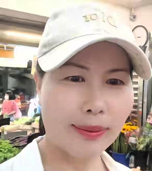 太暖心！马筱梅妈妈一大早陪小杨阿姨买菜，全程默默排队太圈粉。
4月1日，小杨阿姨