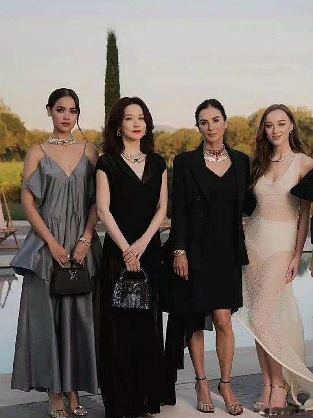有网‏友说，把金晨从‏照片里P掉⁠⁠，‏整﻿张图﻿⁠的档⁠次﻿立马就上去了。 
