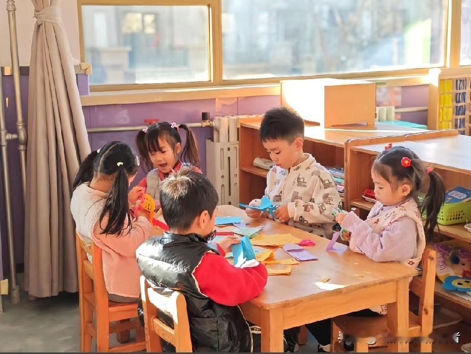 现在明显感觉国家对学前教育越来越上心了，从出台学前教育法，到2025年秋季开始逐