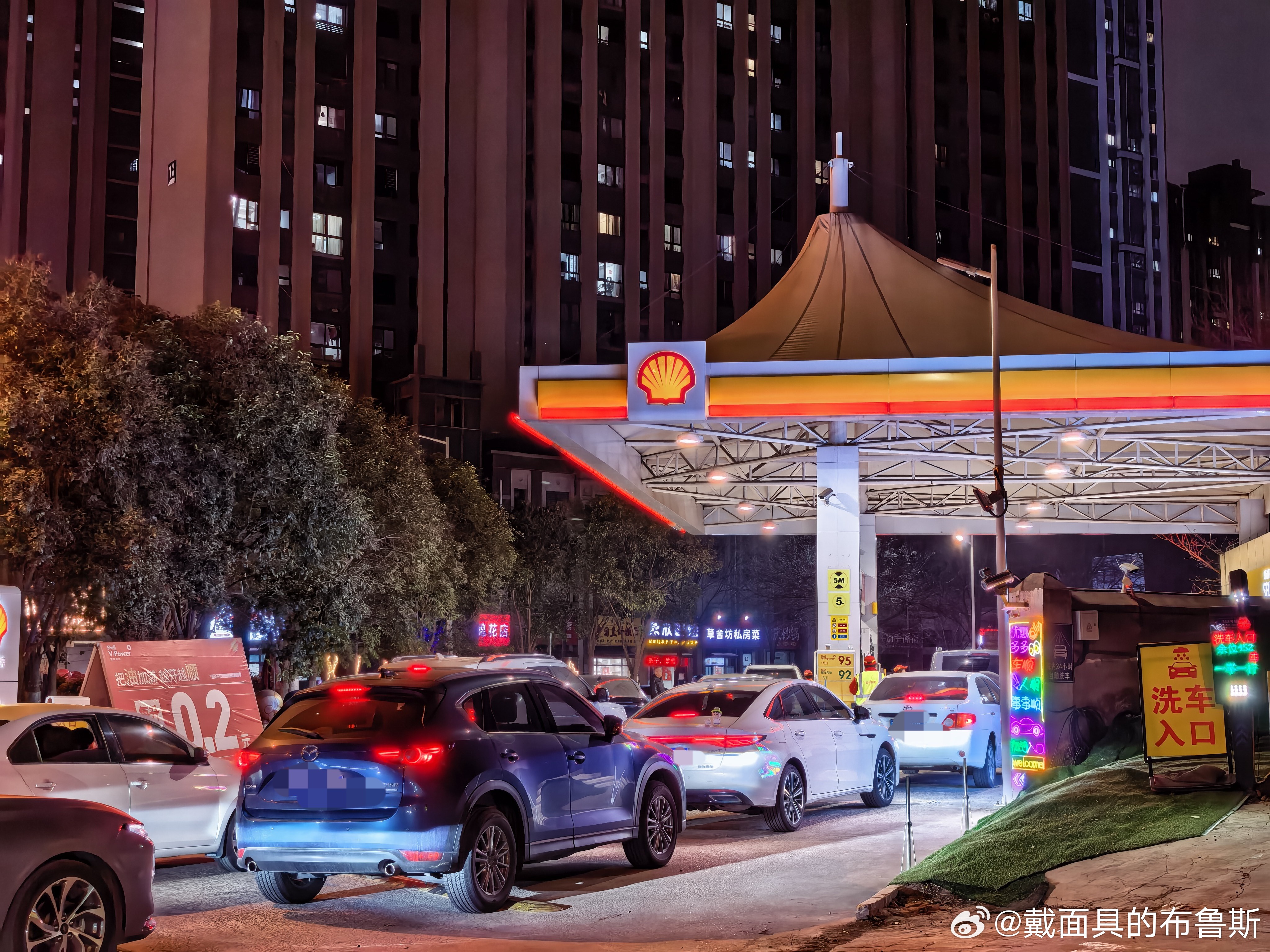 中国石化提示提前错峰加油 油价要涨了，路过的加油站都排起了长队，拐弯处还接着排现