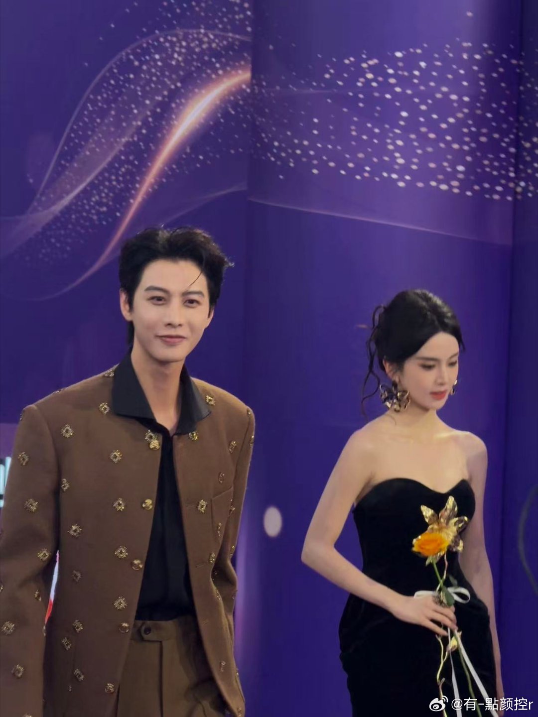 短剧演员百花奖红毯短剧演员集体亮相百花奖红毯，礼服造型各有风采，从小屏幕走向主流
