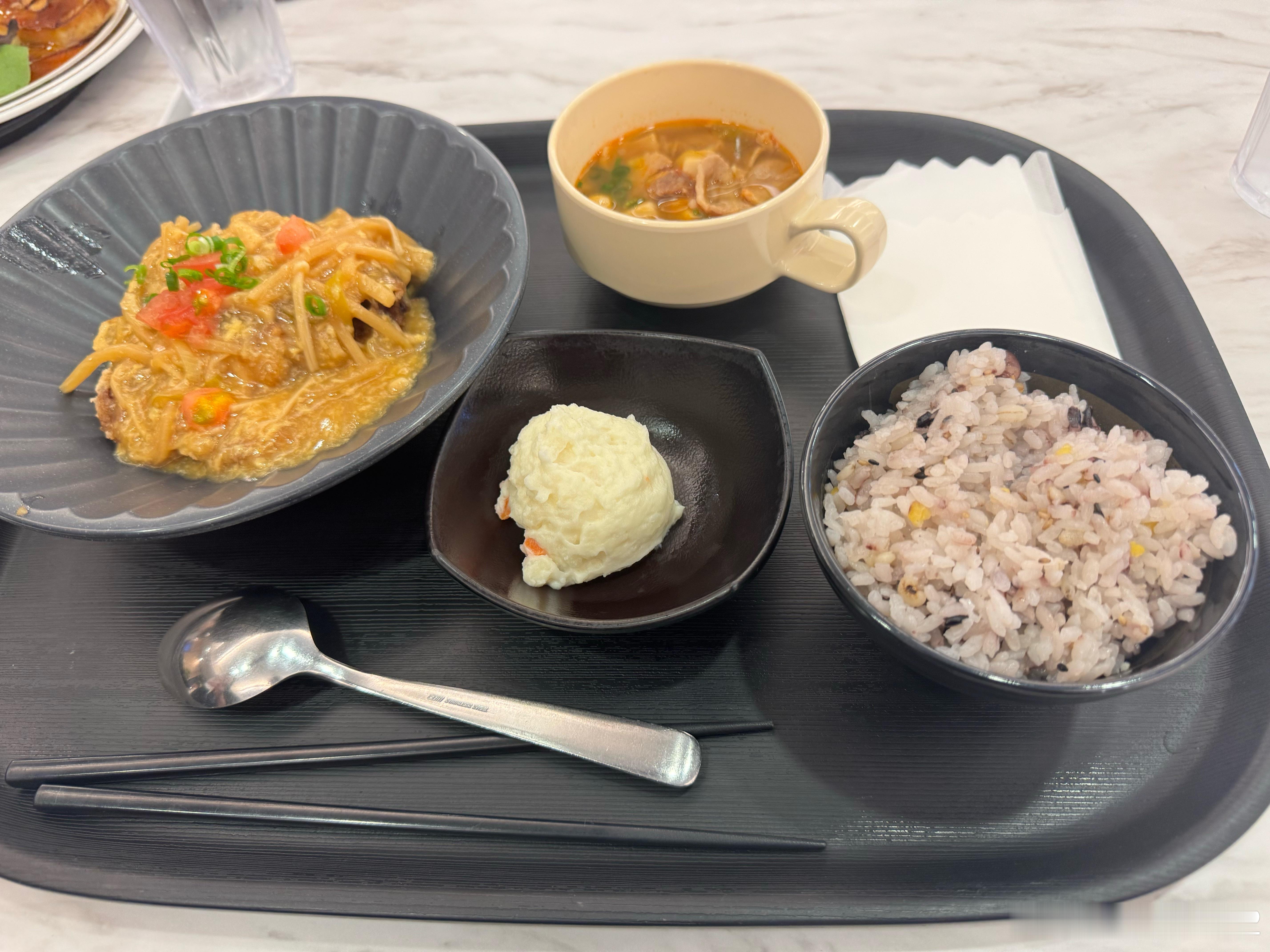 用人民币感受日本物价 终于能发图了，给你们看眼客户公司食堂午饭给的饭有多迷你[摊