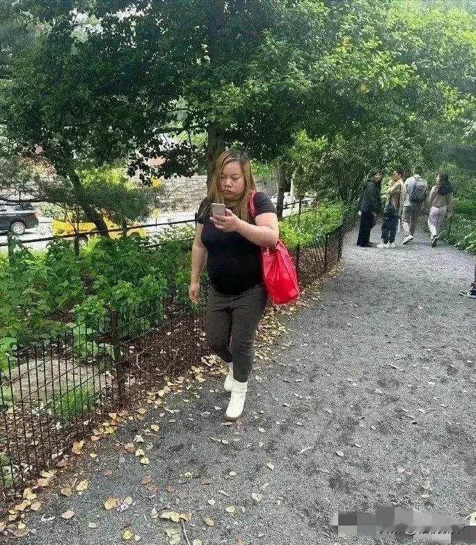 初代网红罗玉凤，人称“凤姐”，已经好久没出现在人们的视野了。近日，又有网友在某国