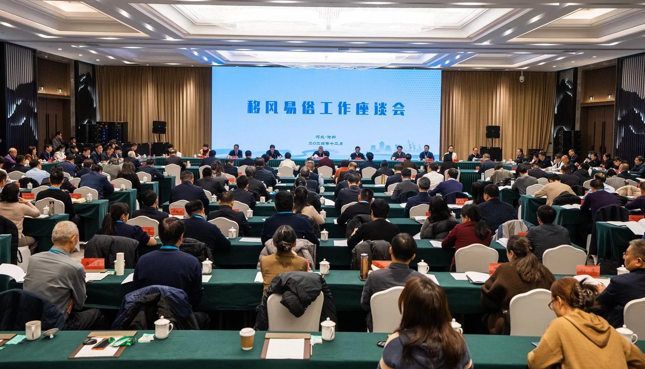 破晓的开拓者
 
办公室
米黄的遮光窗帘整齐拉开
晨光肆意铺满桌面
墙边一排葱郁
