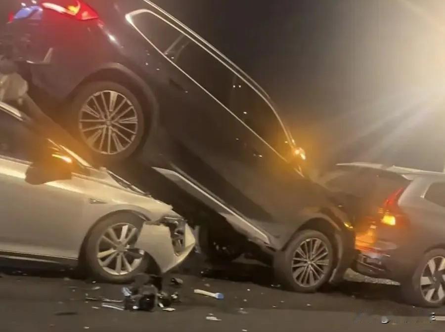 开车上路第一要务就是安全第一。

开车不玩手机，玩手机不开车，你们发现了吗？
