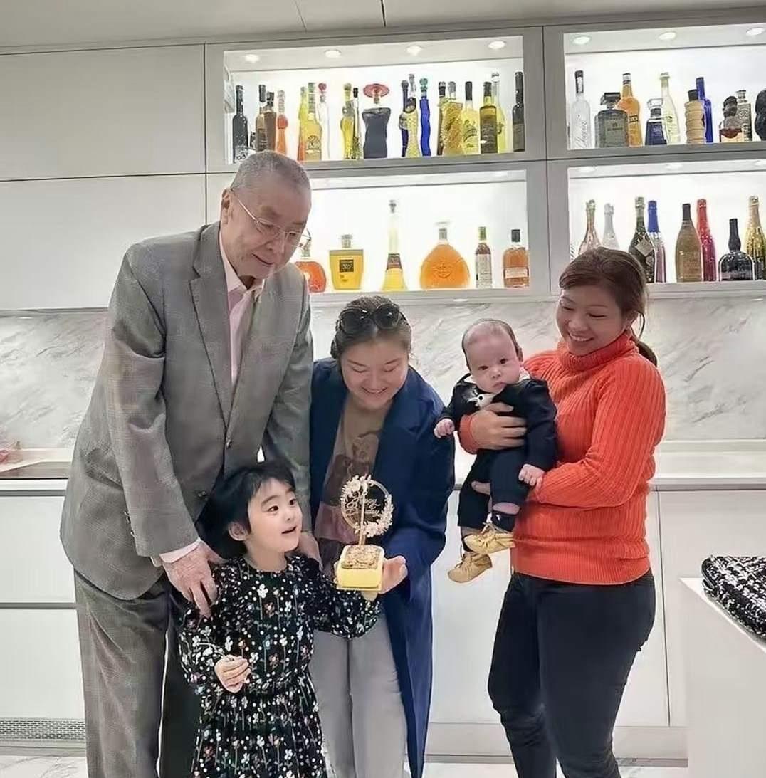 刘诗昆与小娇妻、以及儿子、女儿、保姆