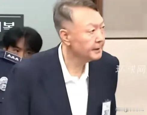 尹锡悦终于忍无可忍了，在庭审时情绪失控，当庭质问检察官：“金建希是什么人，你至少
