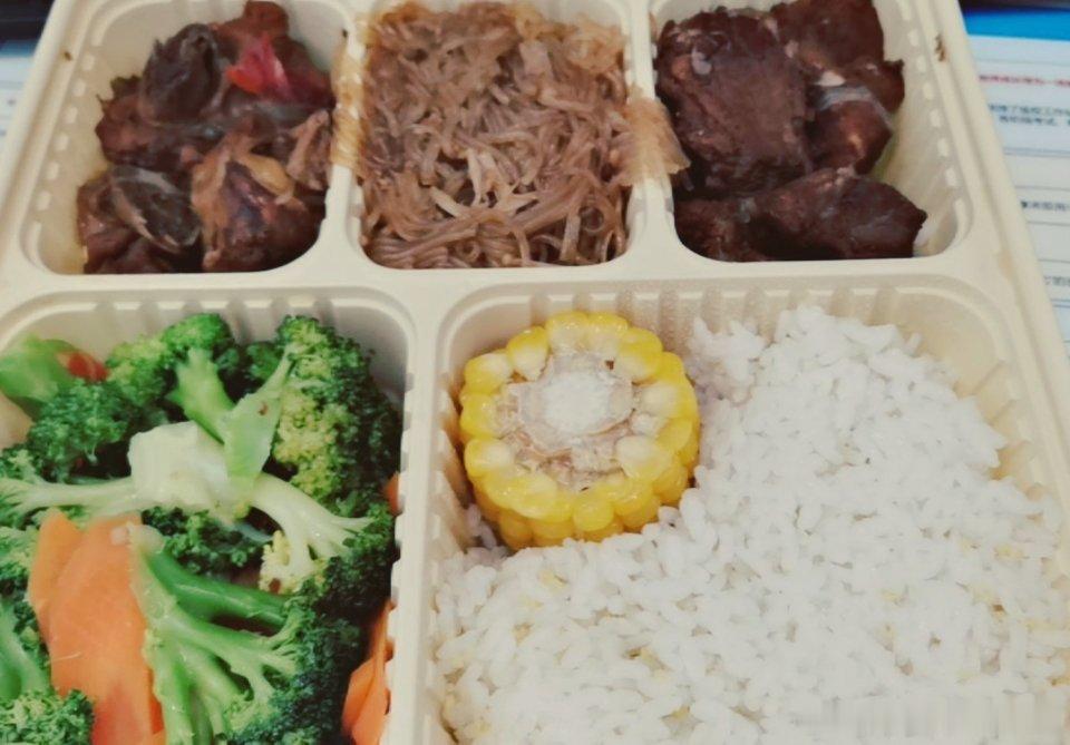 孩子们都放假了，我的心也跟着飞了～这饭是吃不下去了…我也想放假