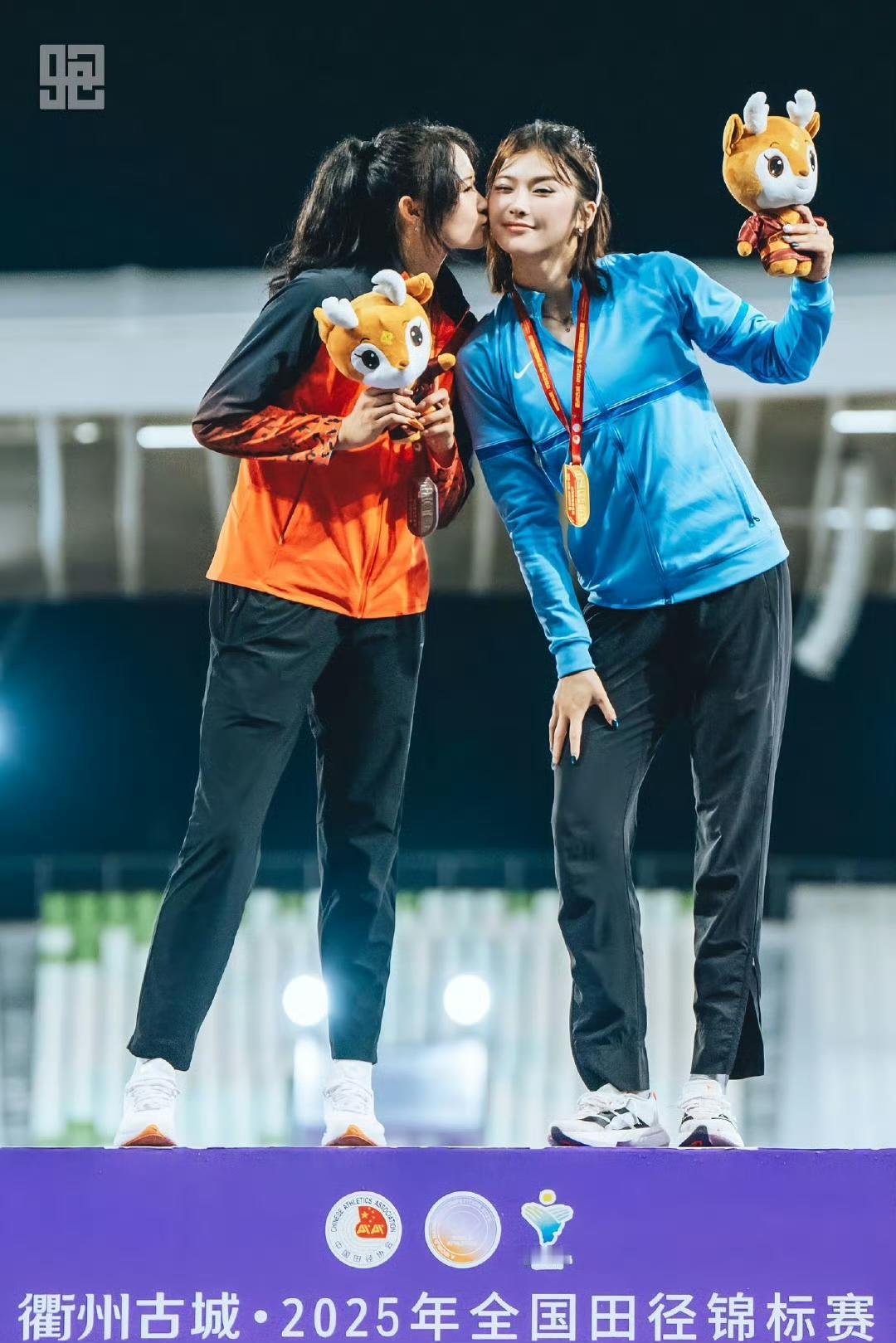 陈银凤：艳妮，六年全锦赛征程，今天终于又站上领奖台了。

吴艳妮：是啊银凤，这十
