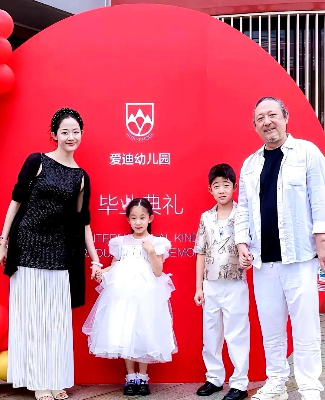 幼儿园毕业典礼上，作曲家三宝和小25岁的妻子万千惠，带着两个孩子一起站在镜头里时