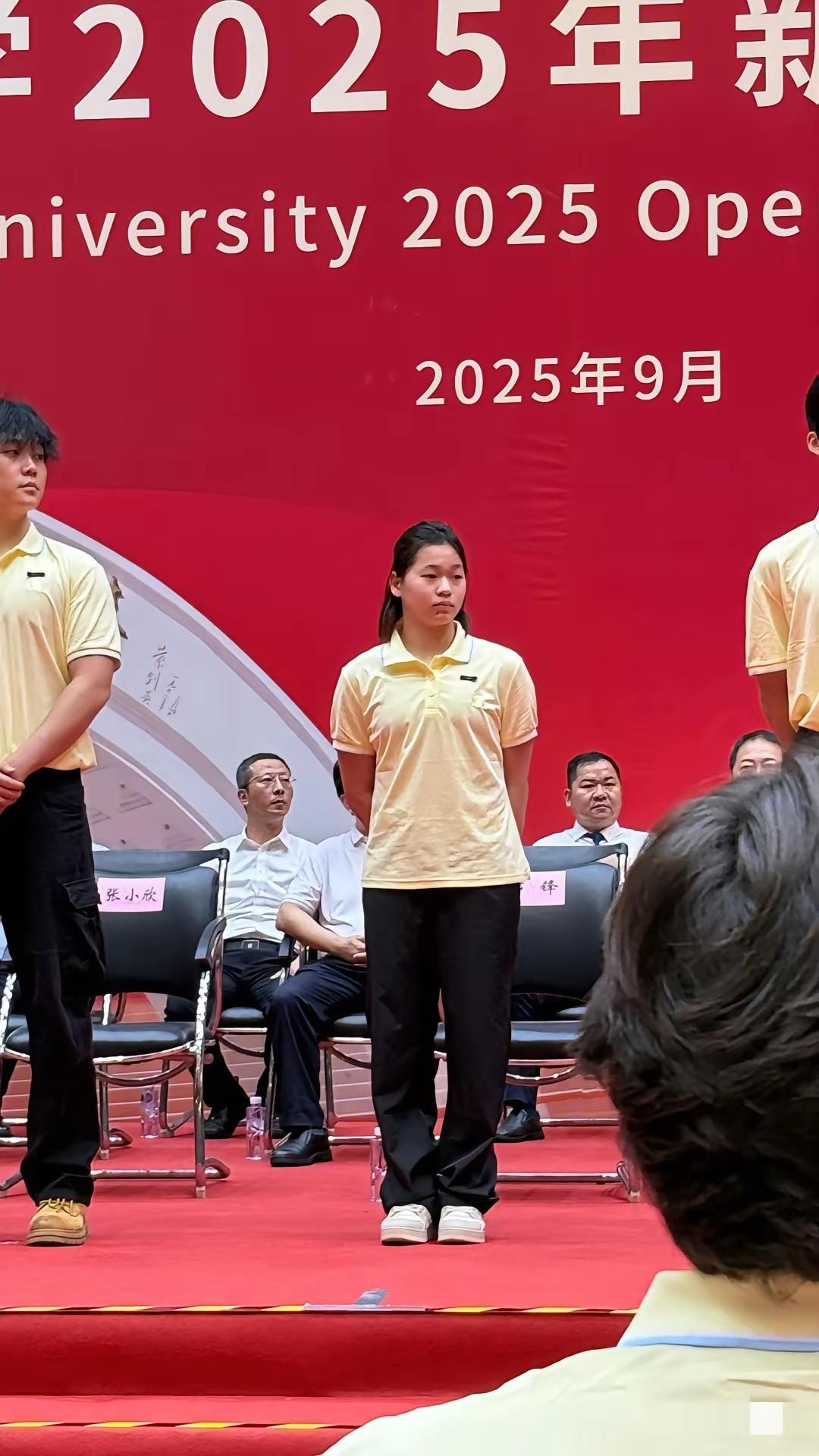 暨南大学开放日，作为大一新生的全红婵亮相，怎么说呢？依然没有瘦下来，身体发育是中