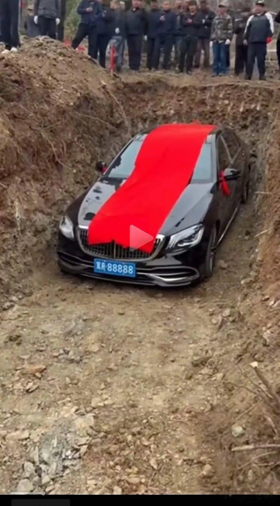 这个新闻看的后背发凉！第一次听说陪葬东西用这么大件的，有钱人就是豪横。仔细认真想