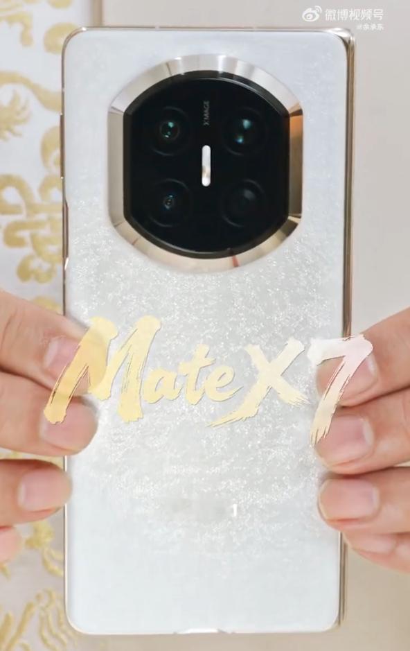 余承东这个Mate X7预热视频很有意思，身着云锦纹理的衣服，并提到它也会有称谓