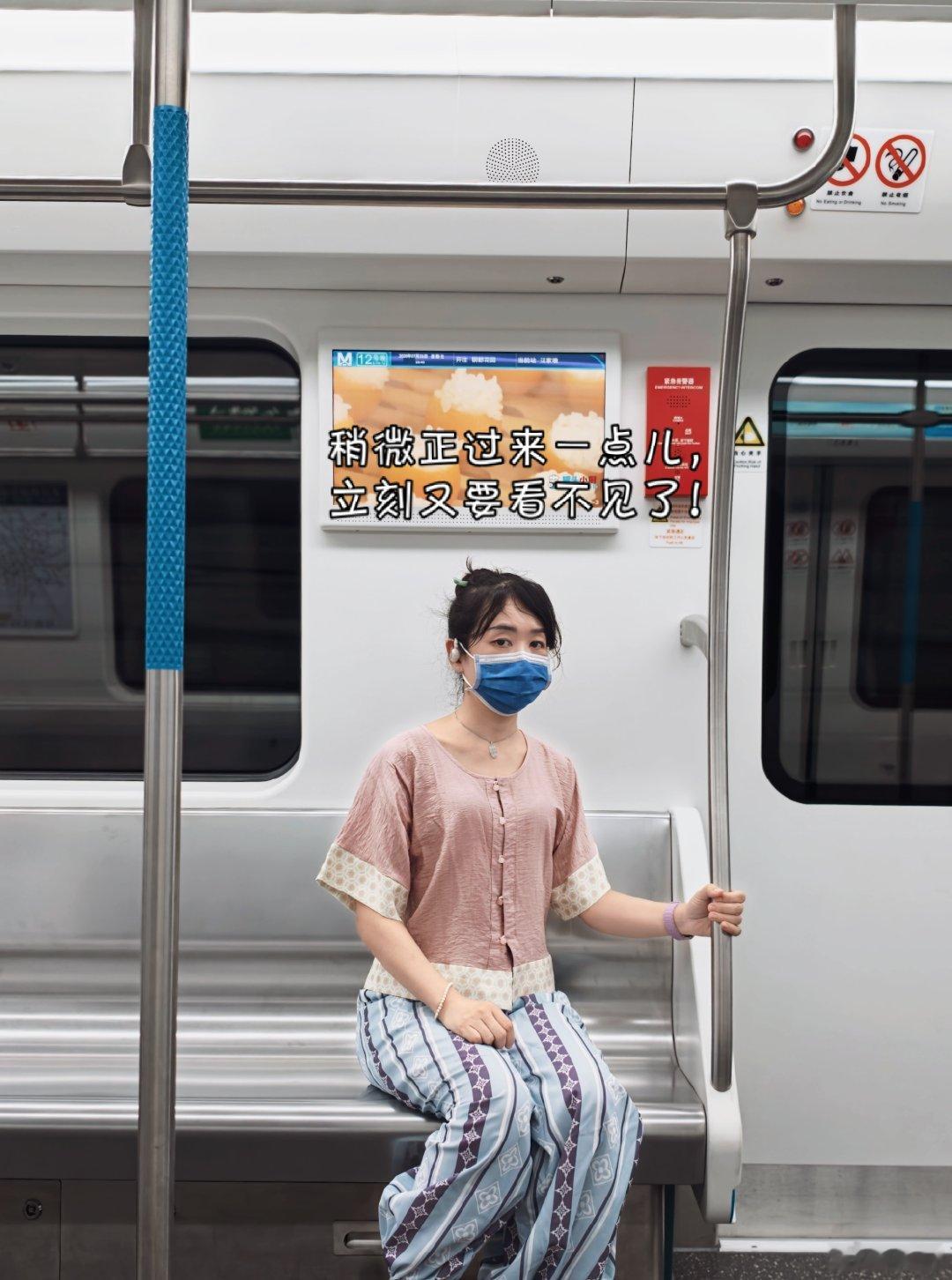 每次想扎那种道姑发髻，超高丸子头扎之前:“这次一定够往前了，再往前就要顶额头上了
