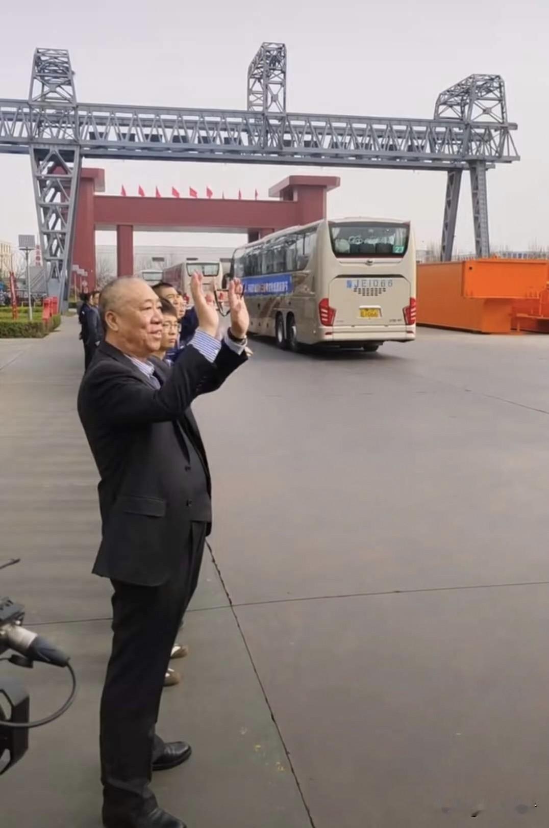 崔培军的河南矿山坚持20多年“不打卡、不考勤”，依然利润可观。响鼓不用重锤，快马