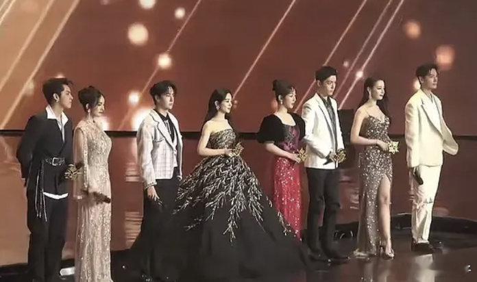 赵丽颖不就发了素颜自拍吗？蛐蛐她的看看同台照😊 ​​​