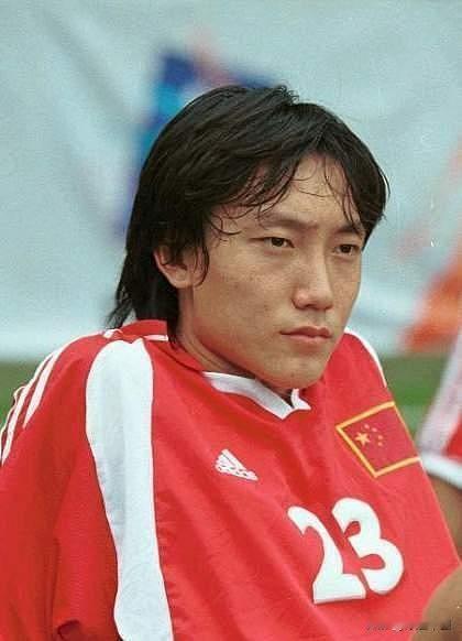 迈克尔·欧文出生于1979年12月14日；曲波出生于1981年7月15日，比他的