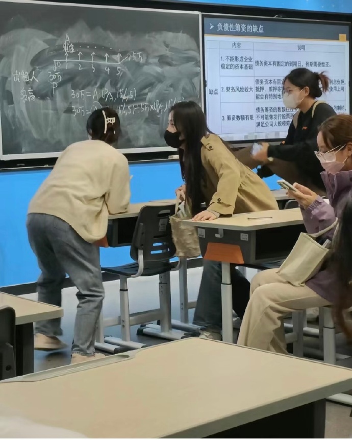 抢饭预备动作晚一秒都是不尊重 