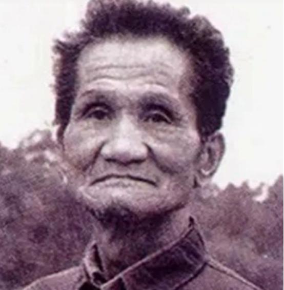 1947年冬，山东一户农家的女主人，将一些吃的递给门前的乞丐，乞丐没有接，开口的