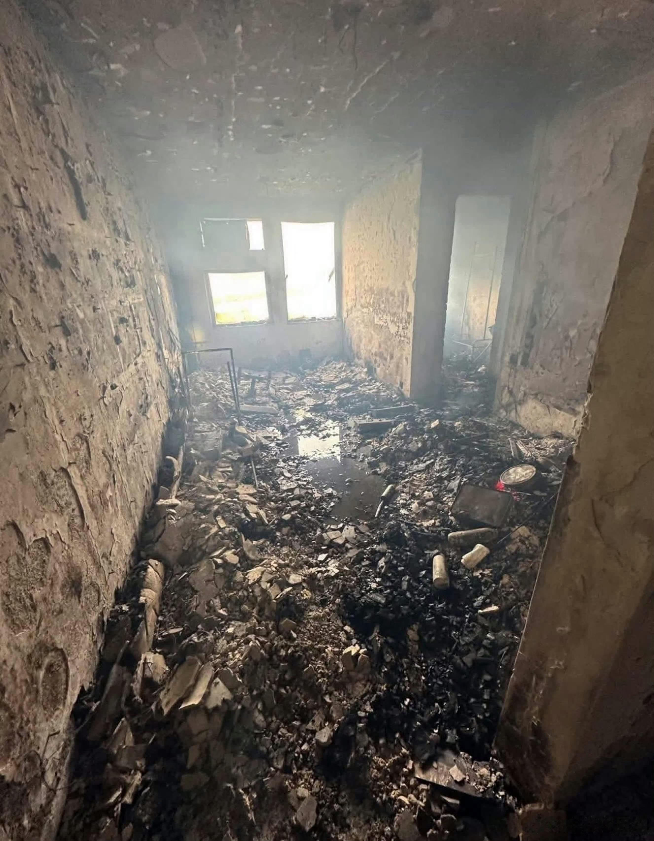 香港起火大楼的内部照，可以说是能着东西已经全部烧光了。热点现场直击香港大埔火灾