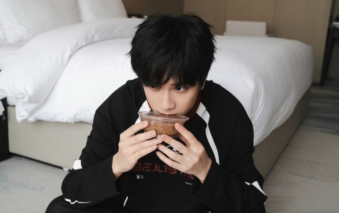 敖子逸这么帅，过了腊八就是年！新年快乐！