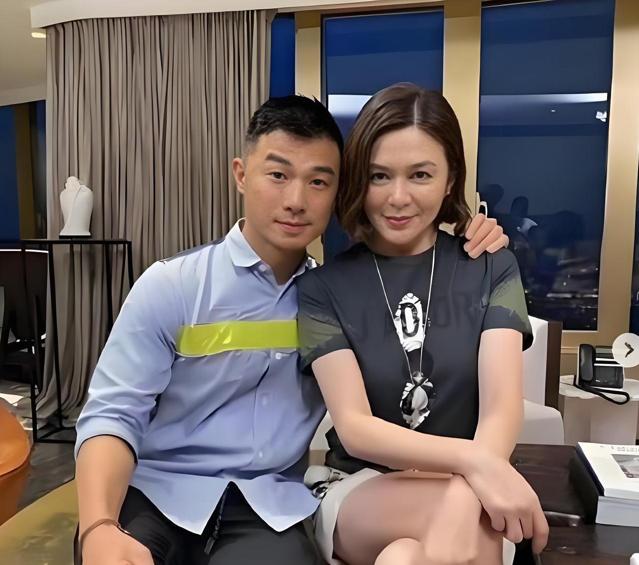 关之琳和她的模特男友
两人相差35岁，但从照片上还真看不出来
男模这个行业不太了