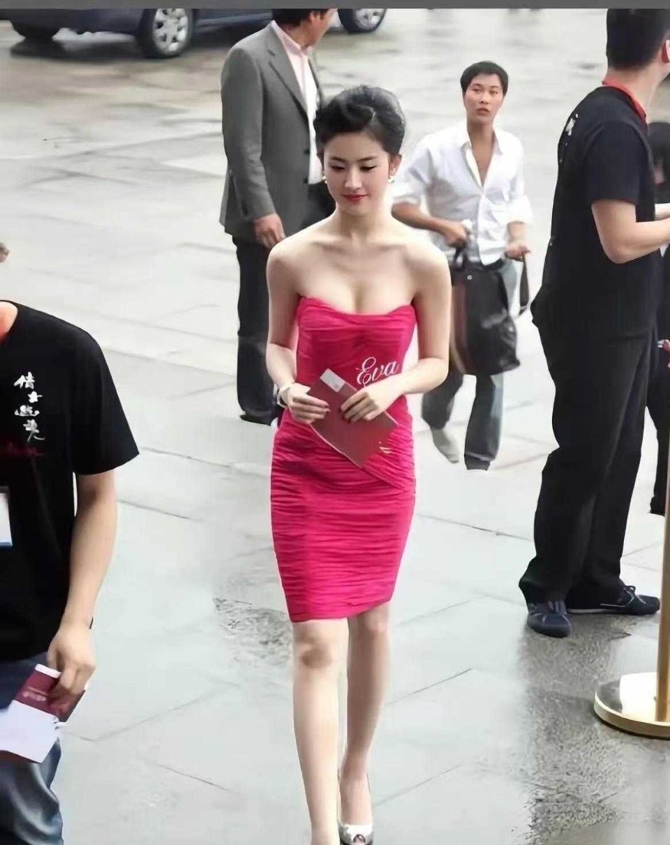 刘亦菲的颜值真没得挑，天生自带美人底子 