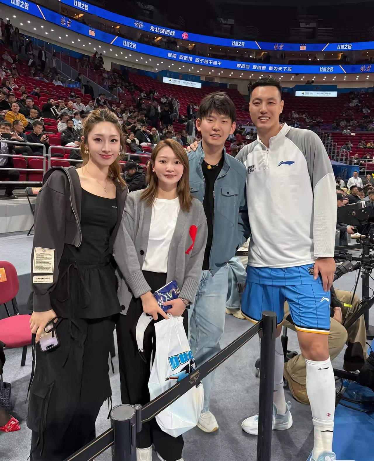 这画面非常温馨，奥运会冠军夫妇和小川夫妇合影